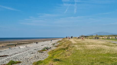 Biggar Bank Beach - grass, pebbles and sea.